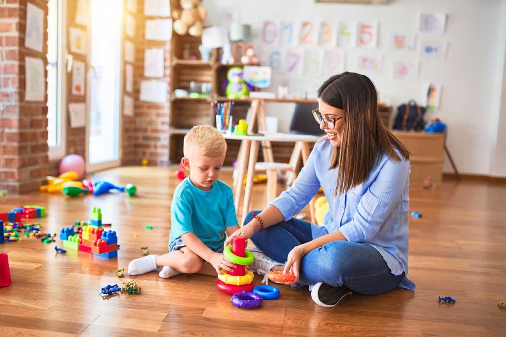 Niño participando en una sesión de estimulación temprana con su madre